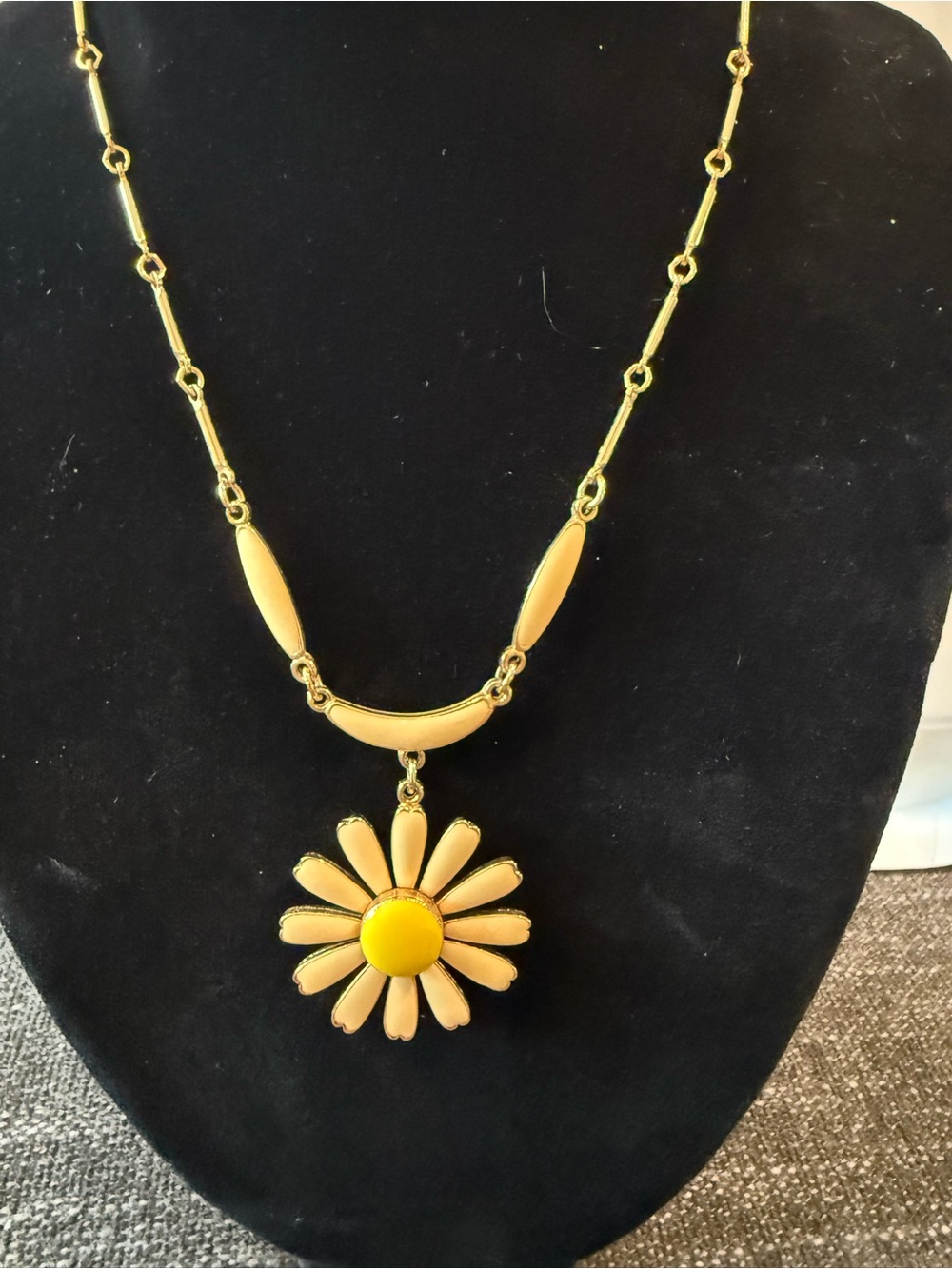 VINTAGE ENAMEL DAISY PENDANT NECKLACE